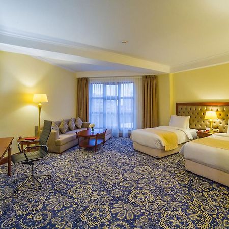 Ramada By Wyndham Almaty Hotel Kültér fotó