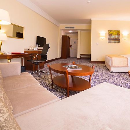 Ramada By Wyndham Almaty Hotel Kültér fotó
