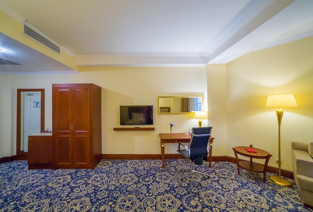 Ramada By Wyndham Almaty Hotel Kültér fotó