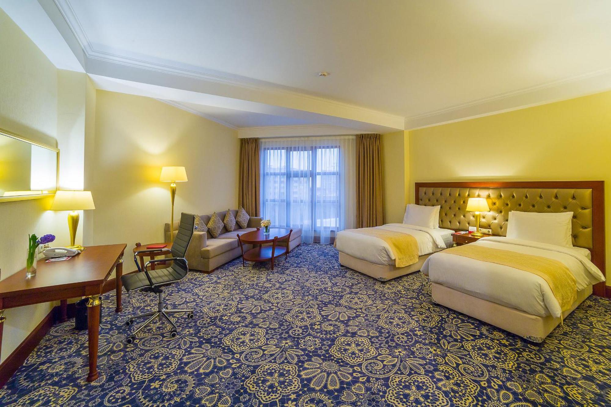 Ramada By Wyndham Almaty Hotel Kültér fotó