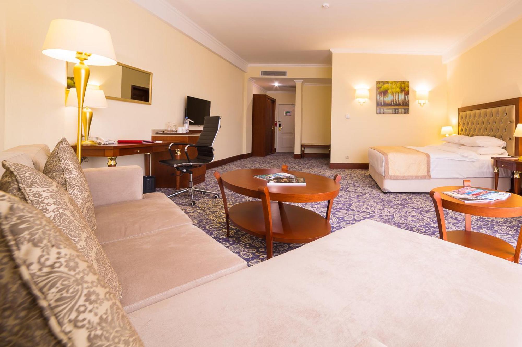 Ramada By Wyndham Almaty Hotel Kültér fotó
