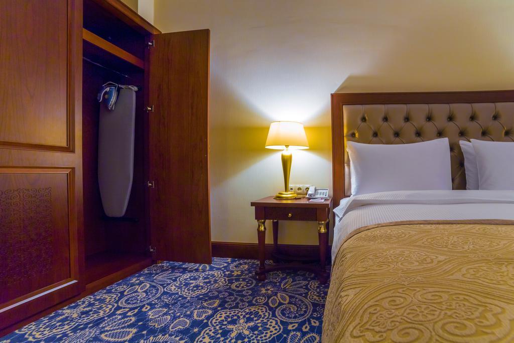 Ramada By Wyndham Almaty Hotel Kültér fotó