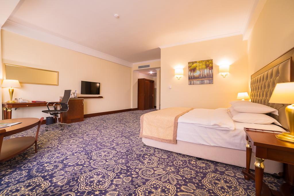 Ramada By Wyndham Almaty Hotel Kültér fotó
