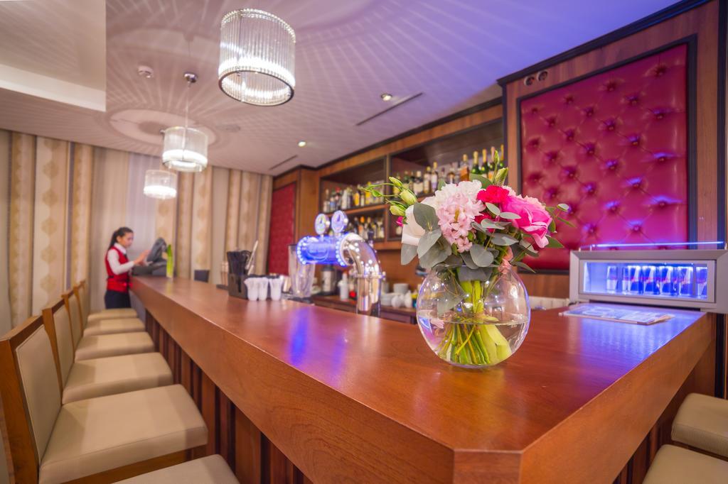 Ramada By Wyndham Almaty Hotel Kültér fotó