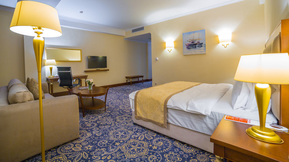 Ramada By Wyndham Almaty Hotel Kültér fotó