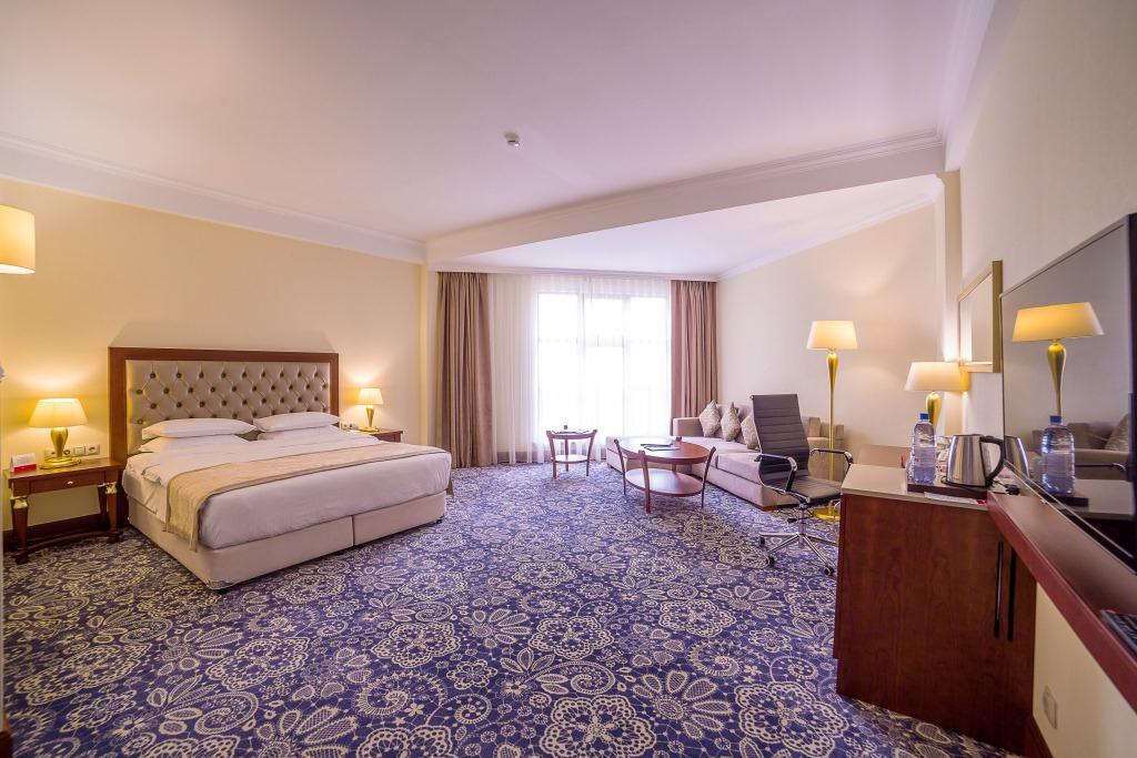 Ramada By Wyndham Almaty Hotel Kültér fotó