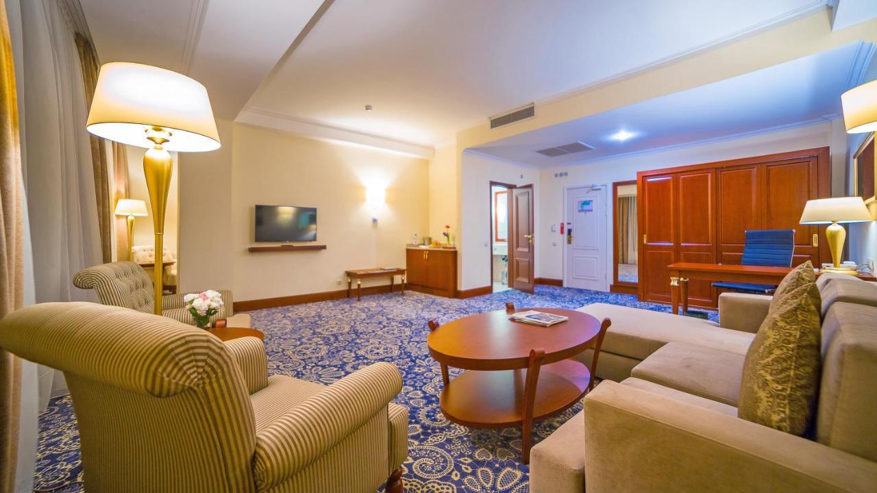 Ramada By Wyndham Almaty Hotel Kültér fotó