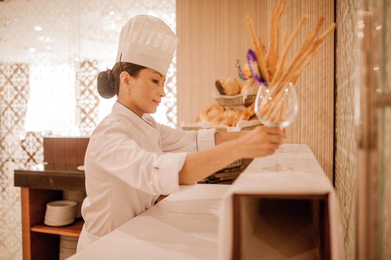 Ramada By Wyndham Almaty Hotel Kültér fotó