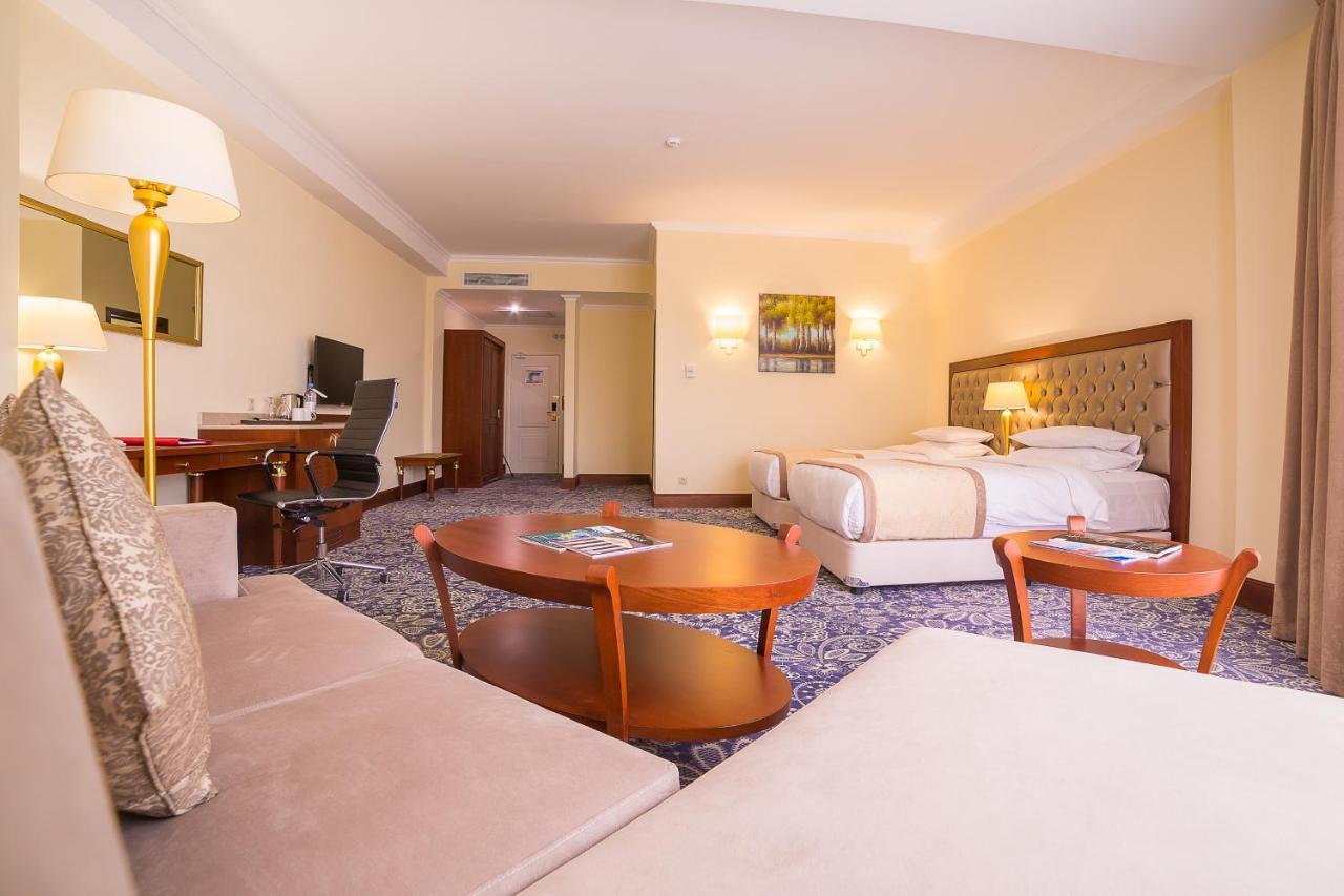 Ramada By Wyndham Almaty Hotel Kültér fotó