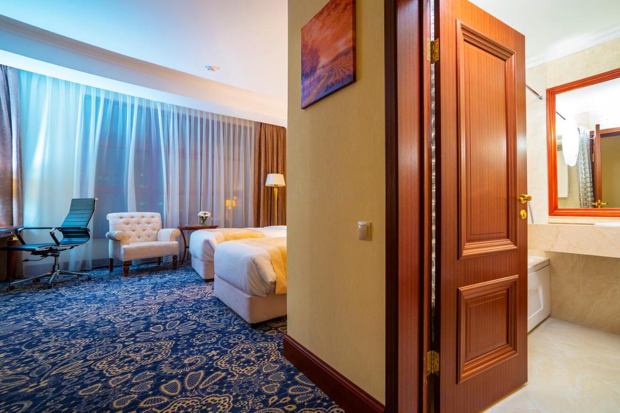 Ramada By Wyndham Almaty Hotel Kültér fotó
