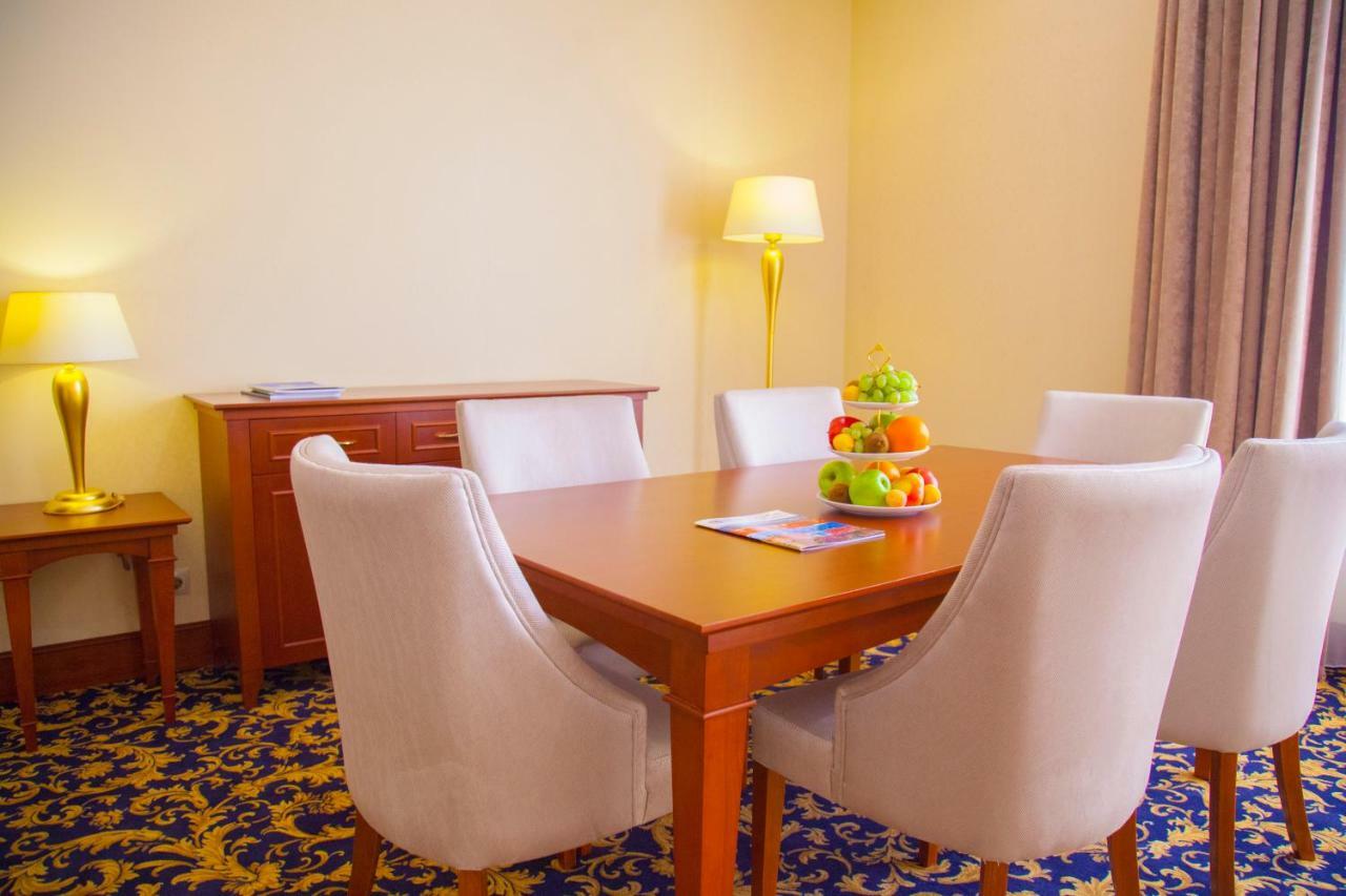 Ramada By Wyndham Almaty Hotel Kültér fotó