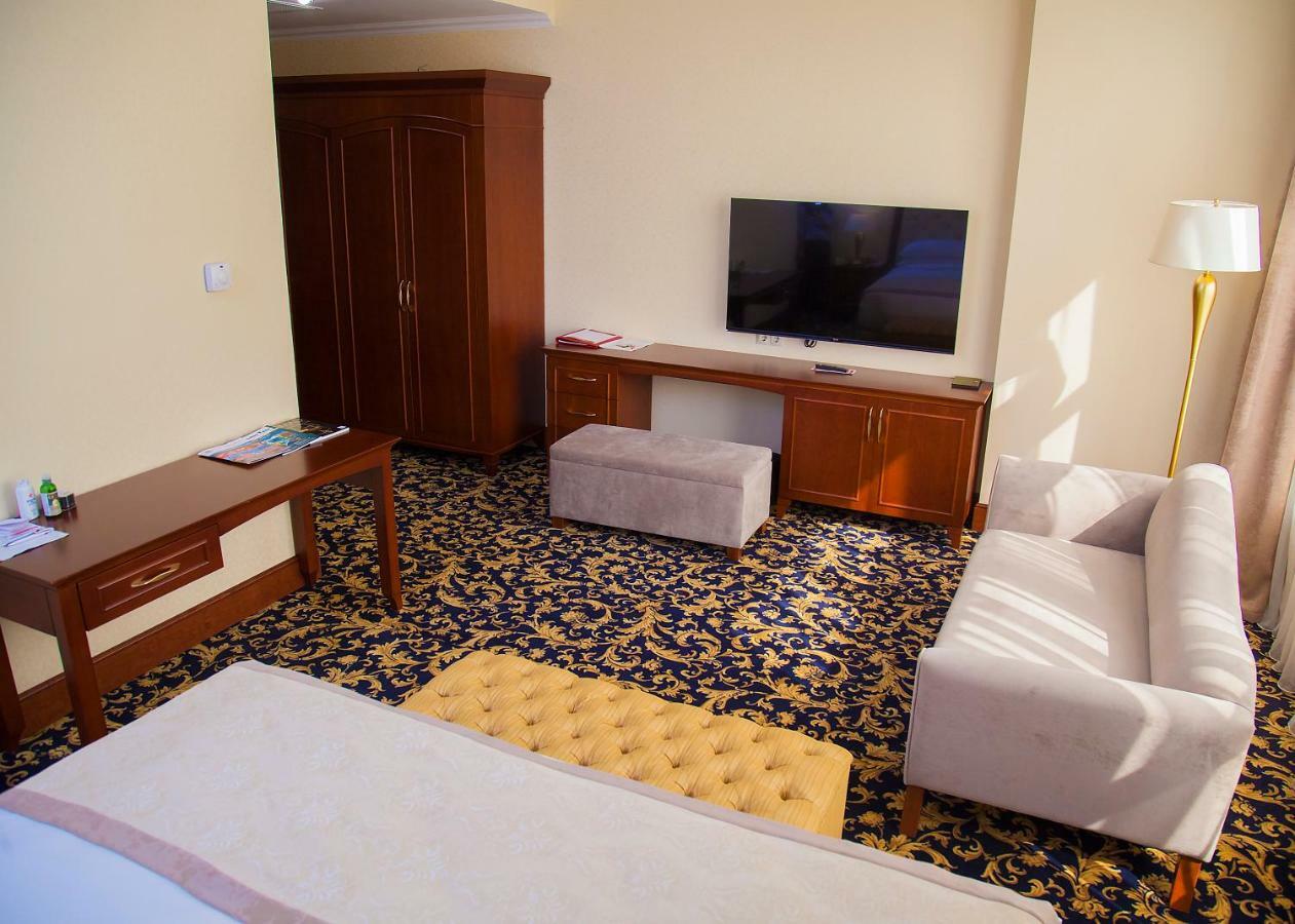 Ramada By Wyndham Almaty Hotel Kültér fotó